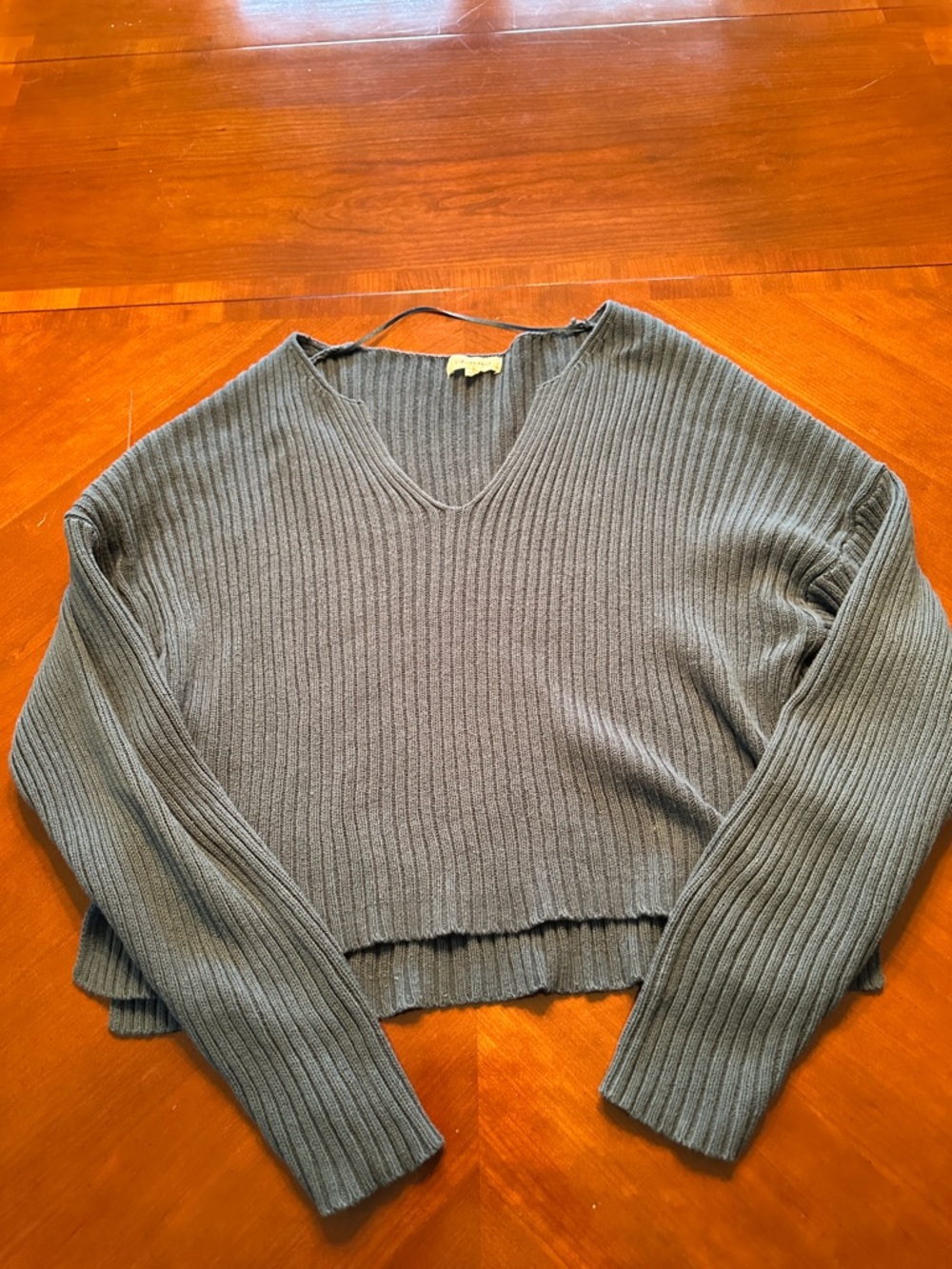 La Hearts Ribbed V-Neck Cropped Sweater - Gray